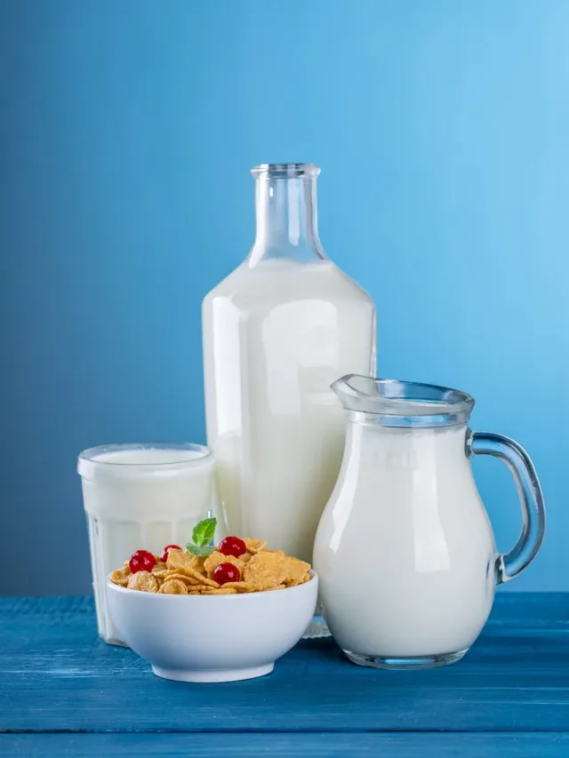 10 चीजें जिसको दूध के साथ कभी नहीं खाना चाहिए।
